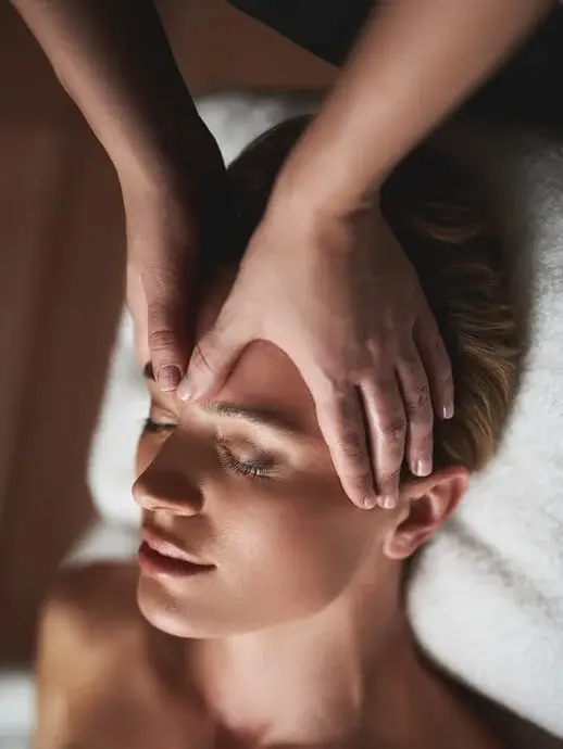 Mains sur la tête d'une femme