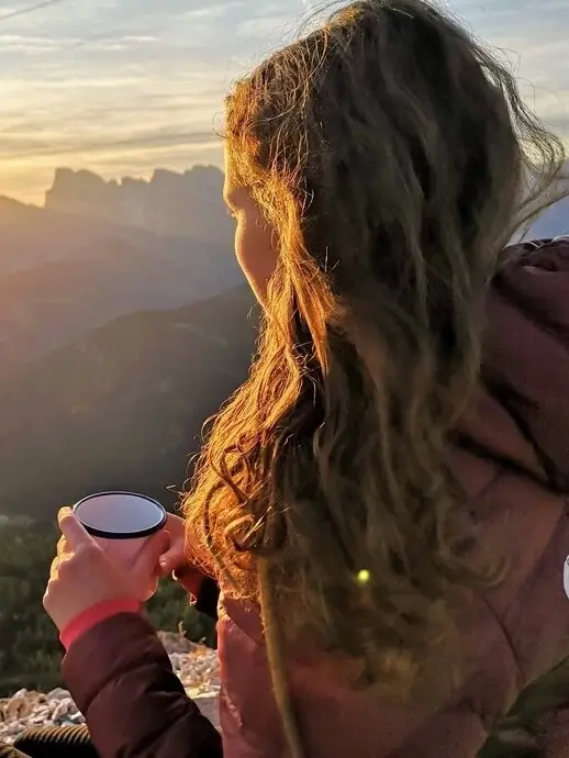 Femme qui regarde l'horizon