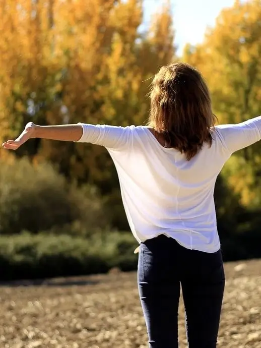 Femme avec les bras écartés